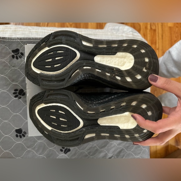 Adidas Black Ultraboost 22 - Picture 5 of 6